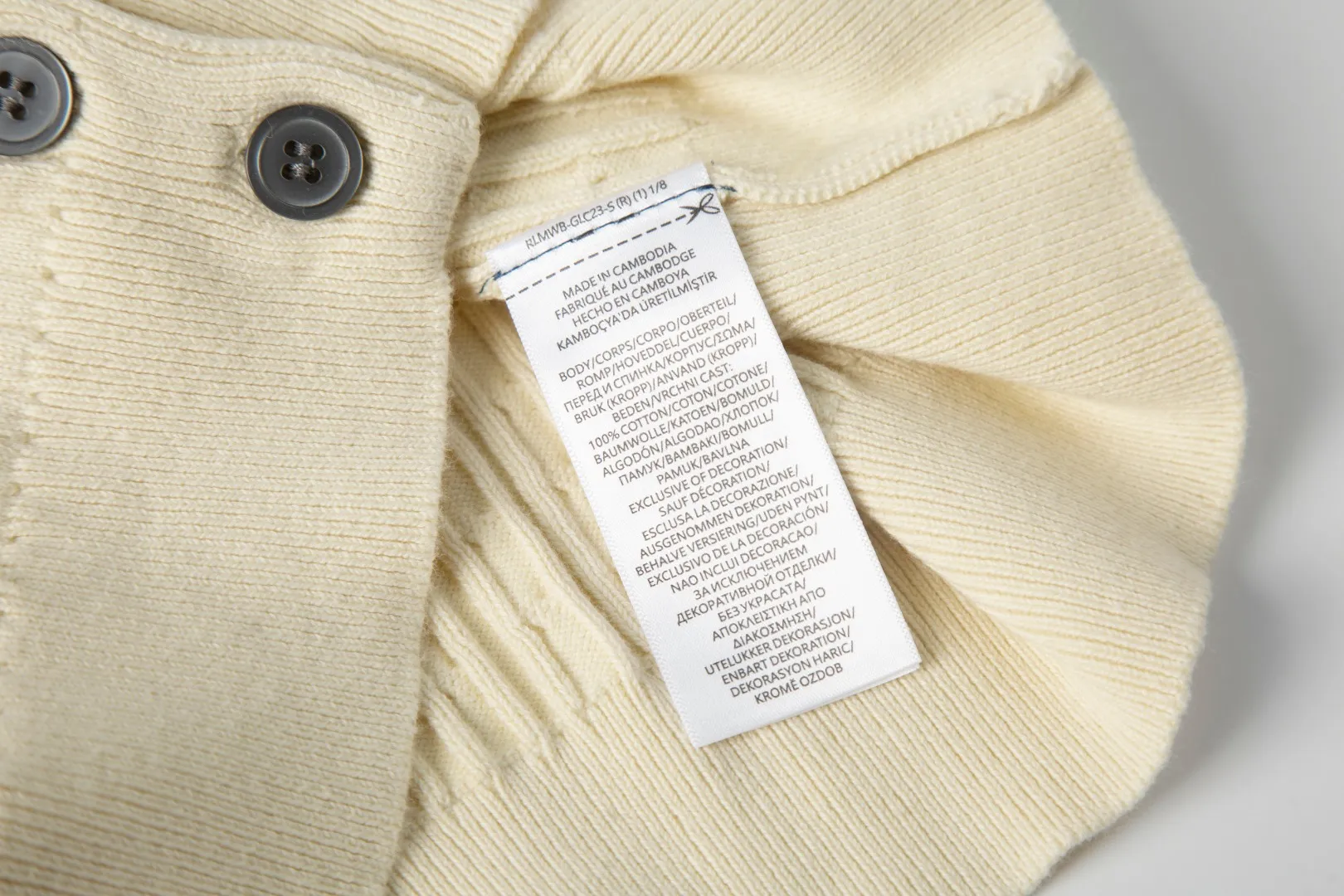 P196 White background picture [Evergreen for all seasons] Style number: 25123# Color: black/navy blue/almond/white Size: S-XL - Ralph Lauren/Ralph Lauren 2025FW Zhao Lusi's same solid color logo knitted versatile fine twist knitted buttoned long-sleeved cardigan - RL's classic fine twist cardigan 21S quality cotton yarn A cardigan that can be worn in all seasons Can be matched inside or outside Simple and clean basic color matching The upper body is clean and flawless. The comfort brought by imported cotton yarn is soft. An item that cannot be rejected.